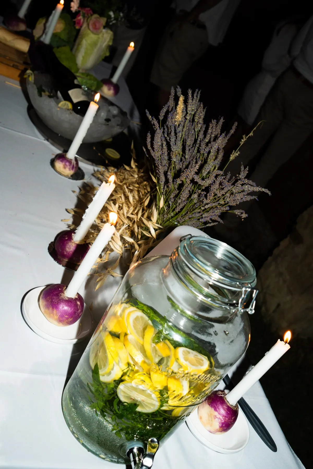 Table de réception avec citronnade, lavande et bougies