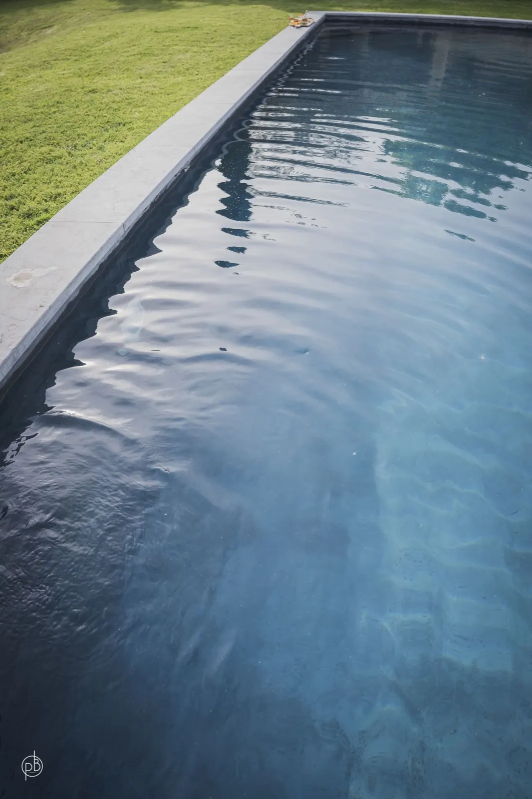 Piscine et ambiance détendue au mas