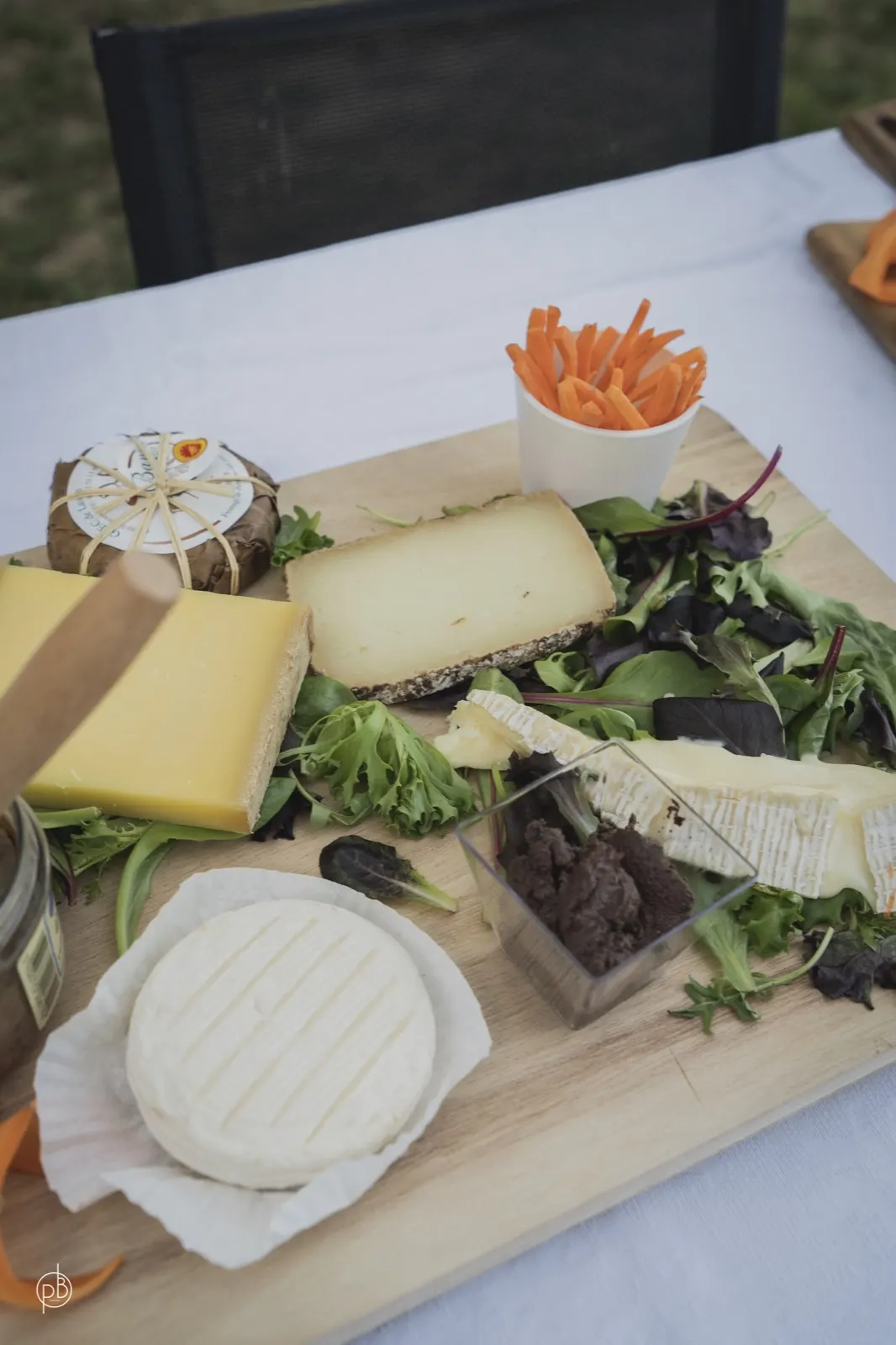 Grande table dressée dans le jardin de la bastide