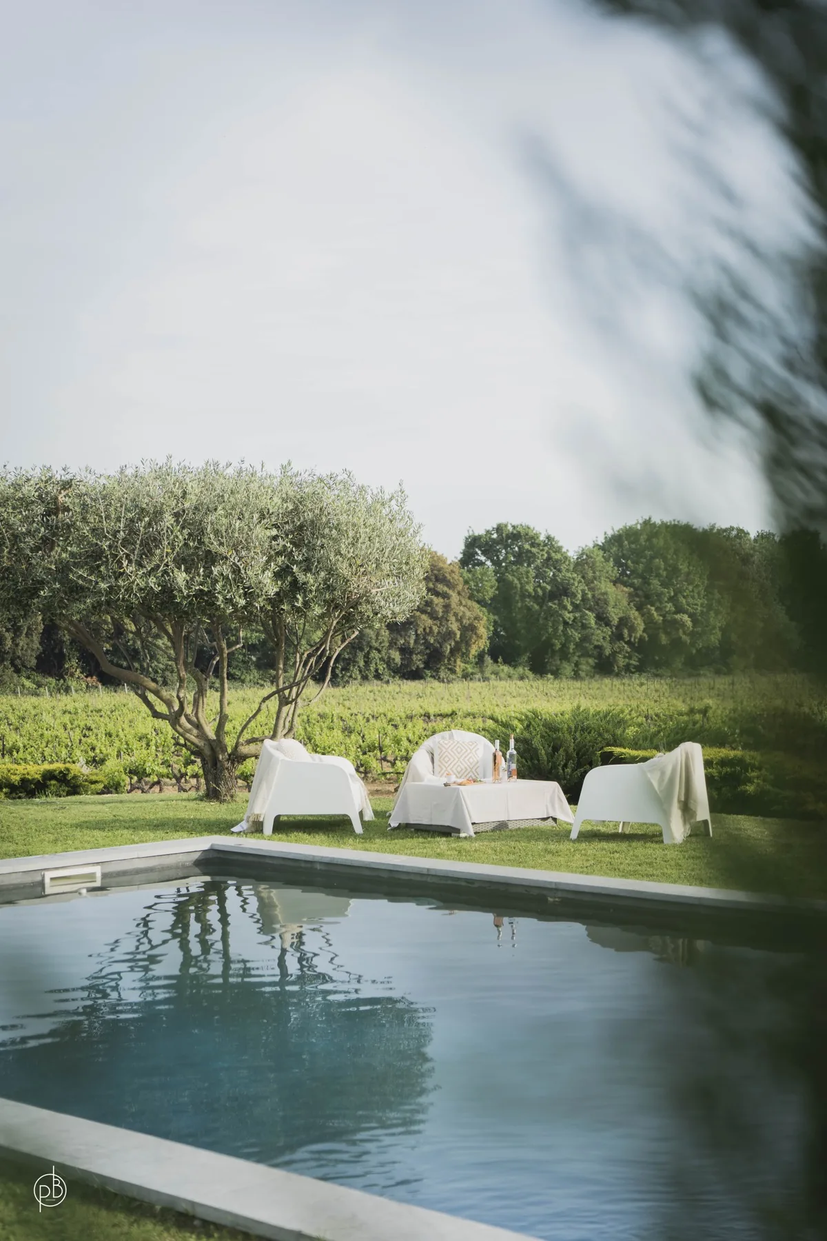 Piscine, jardin et assises extérieures dans la douceur du Luberon