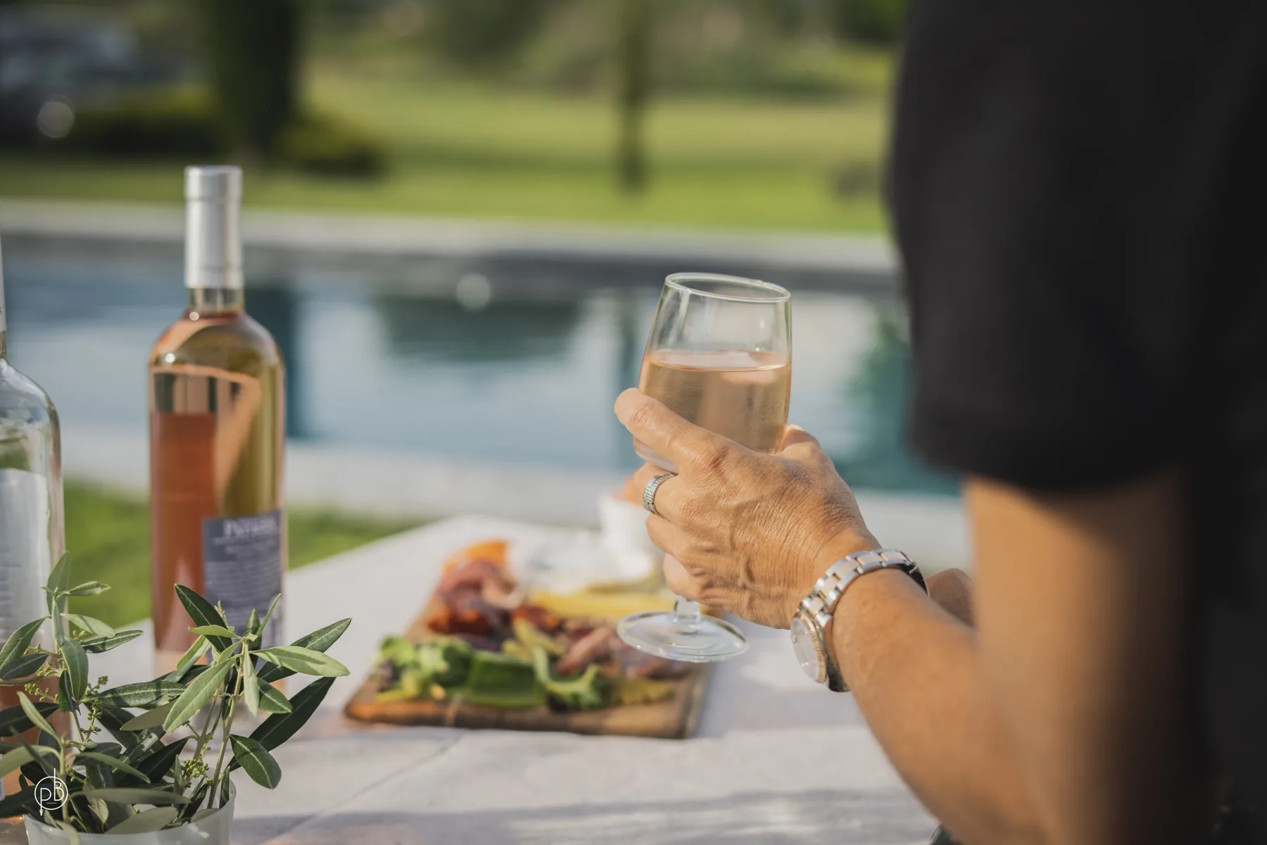Apéritif au bord de la piscine avec vin et planche à partager