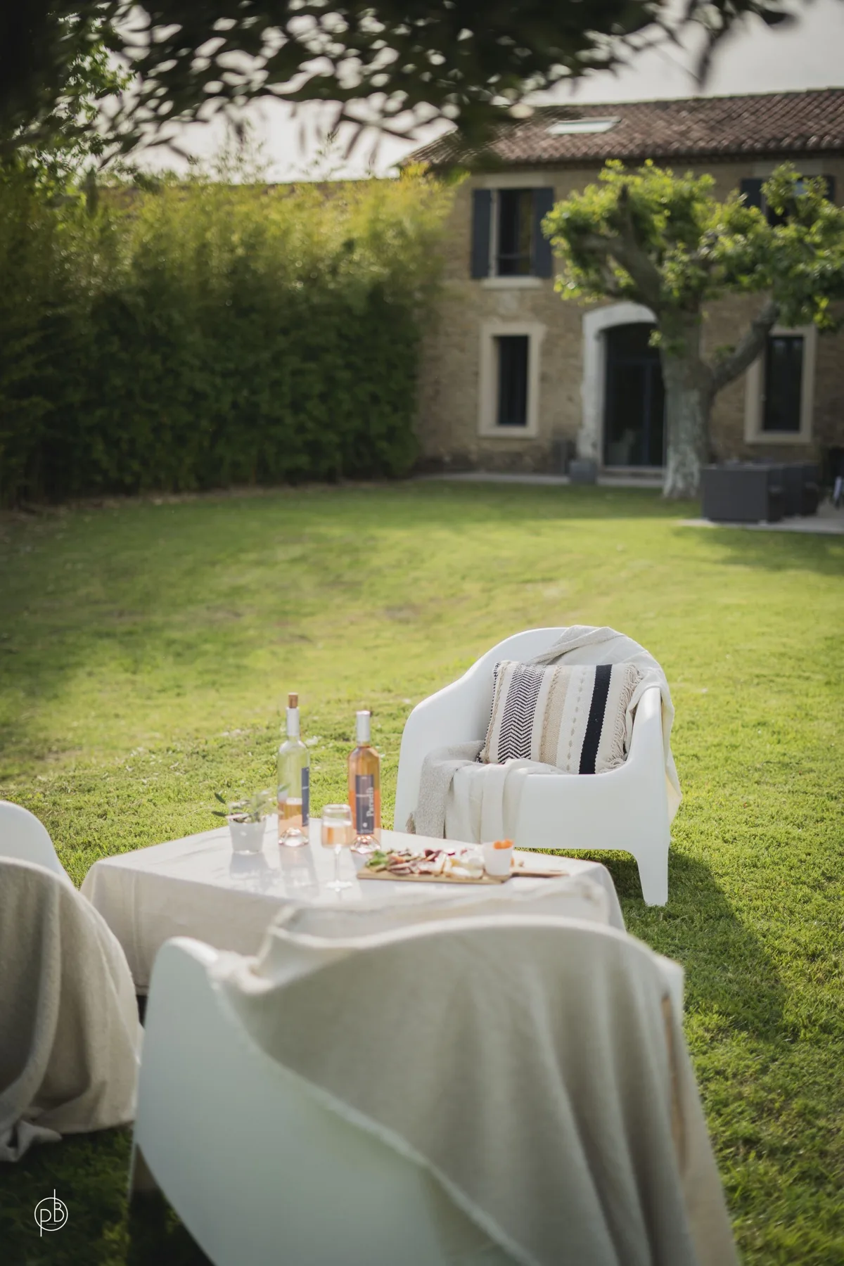 Jardin ouvert devant la façade du mas pour imaginer une réception