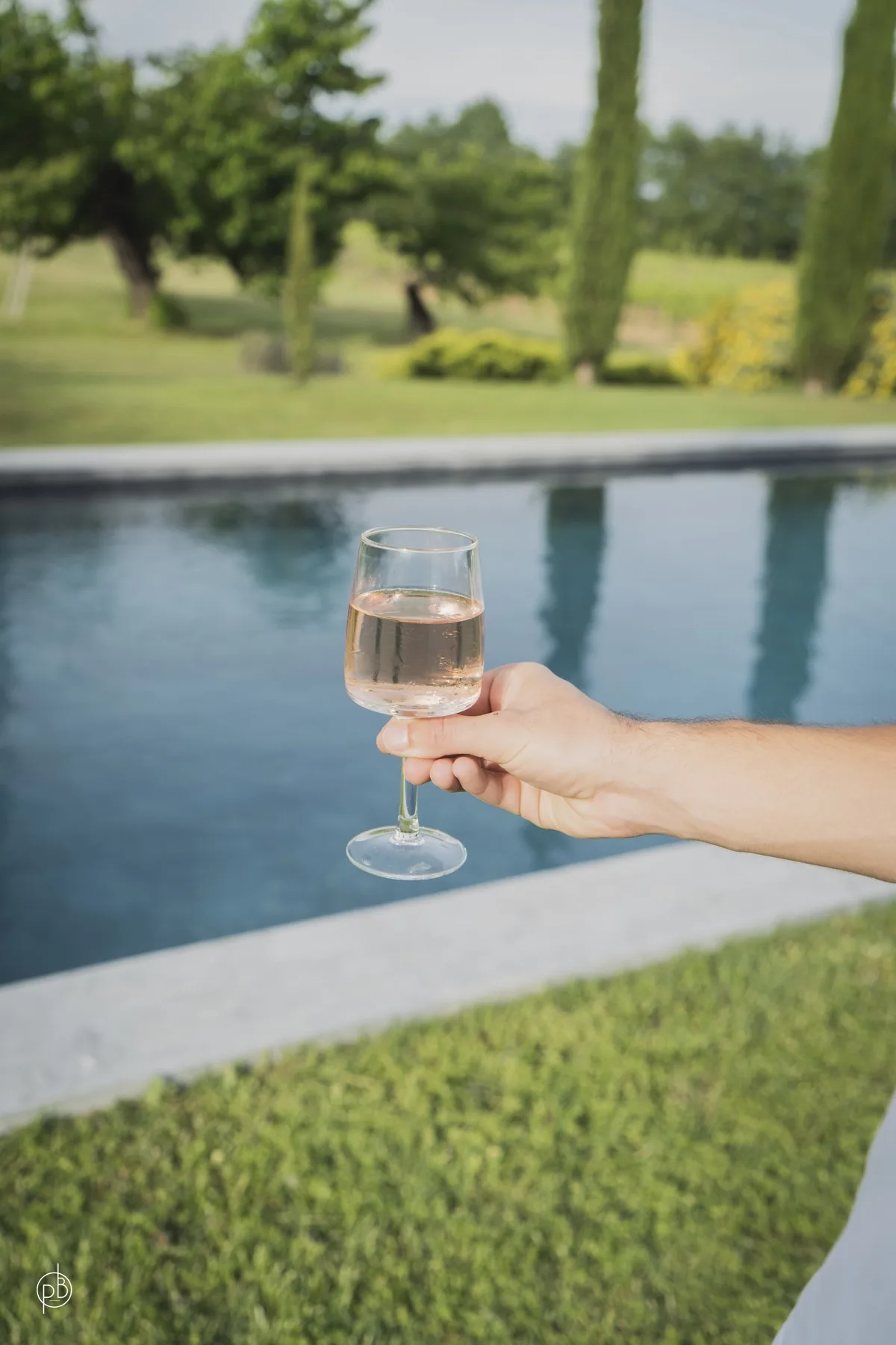 Verre de rosé au bord de la piscine du Mas Dionysos