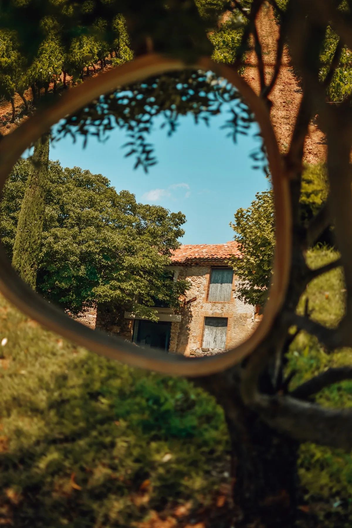 Reflet du mas dans un miroir au cœur du jardin
