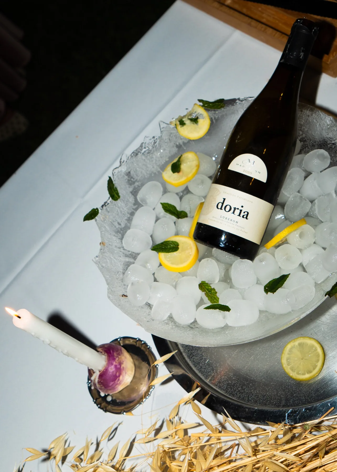 Détail de vin blanc et mise en scène de table