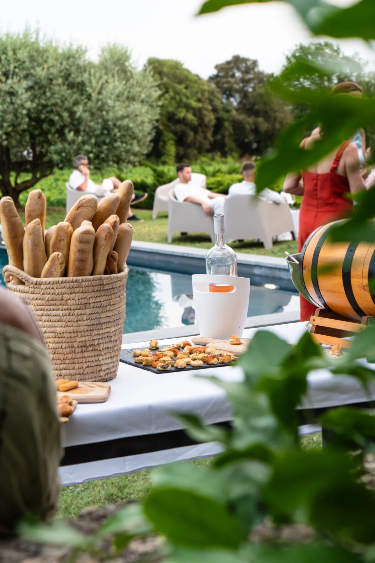 Buffet et moments partagés près de la piscine